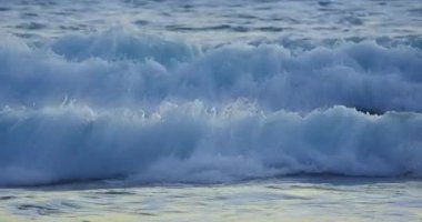 Deniz yüzeyindeki güneş ışığının yavaş çekimde yansıması, inanılmaz okyanus denizi.