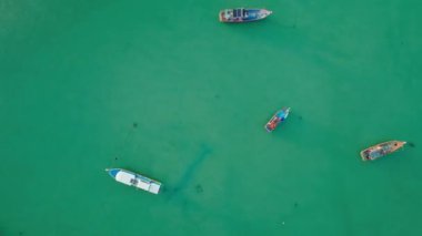 Denizde uzun kuyruklu balıkçı teknelerinin, ulaşım ve seyahat arka planının, yaz mevsiminde Phuket Adası Tayland 'da güzel bir denizin havadan görüntüsü.