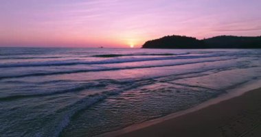 Renkli gün batımı ya da deniz yüzeyinde gün doğumu, açık denizin üzerinde uçan hava aracı.