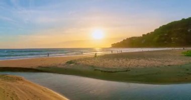 Güzel günbatımı zamanı deniz yüzeyinde güzel yansıma, şaşırtıcı ışık alacakaranlık gökyüzü günbatımı gökyüzünde akan bulutlar, hızlandırılmış zaman görüntüleri