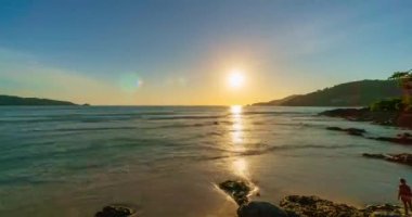 Güzel günbatımı zamanı deniz yüzeyinde güzel yansıma, şaşırtıcı ışık alacakaranlık gökyüzü günbatımı gökyüzünde akan bulutlar, hızlandırılmış zaman görüntüleri