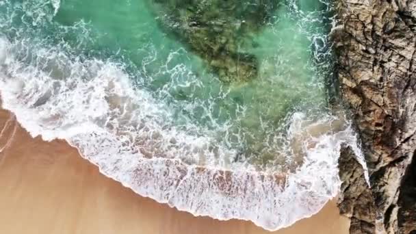 Erstaunliche Meereswellen Krachen Auf Sandstrand Und Felsen Meereslandschaft Drohne Aus — Stockvideo