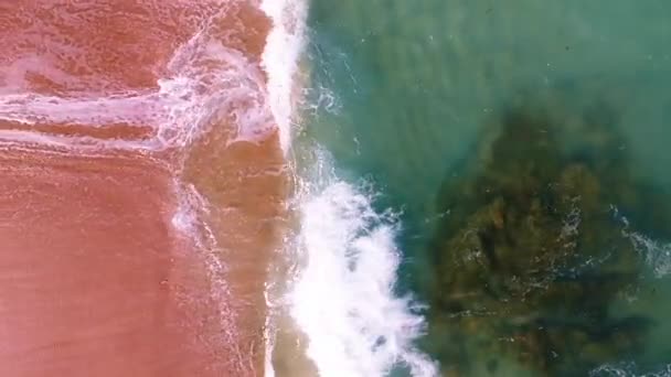 Удивительные Морские Волны Бьющиеся Песчаный Берег Скалы Мыса Дрон Видом — стоковое видео