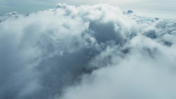 空中ビュー日の出の空に霧の上を飛んで 日の出の雲のカラフルな空の美しい海 — ストック動画