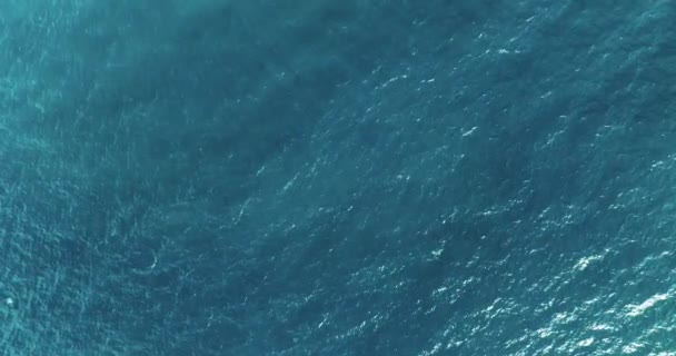 Meren Pinnan Tausta Aallot Kaatuu Vaahtoaminen Roiskeita Valtameressä Avoin Meri — kuvapankkivideo