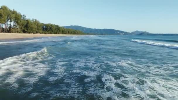 Волны Разбиваются Песчаном Берегу Фоне Океана — стоковое видео