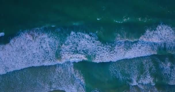 Vista Superior Las Olas Estrellándose Orilla Arenosa Fondo Del Mar — Vídeo de stock