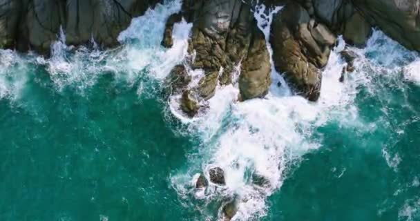 Increíbles Olas Marinas Estrellándose Sobre Rocas Paisaje Marino Vista Aérea — Vídeos de Stock