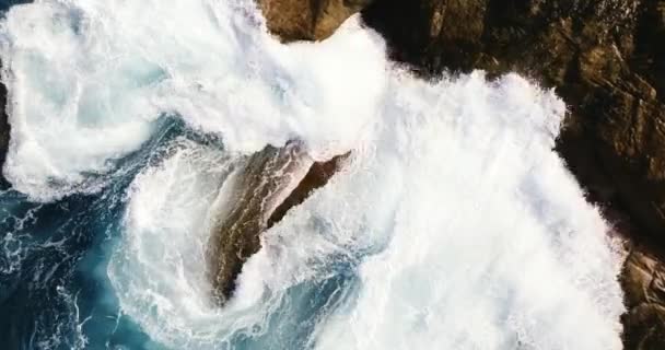 令人惊奇的海浪冲撞岩石海景空中景观无人驾驶4K高质量的海洋 — 图库视频影像