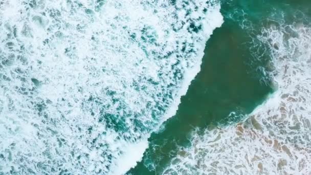 Вид Зверху Хвилі Падають Піщаному Березі Морський Океанський Фон — стокове відео