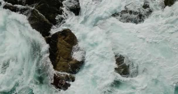 令人惊奇的海浪冲撞岩石海景空中景观无人驾驶4K高质量的海洋 — 图库视频影像