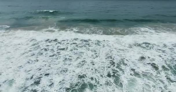 Vista Superior Las Olas Estrellándose Orilla Arenosa Fondo Del Mar — Vídeo de stock