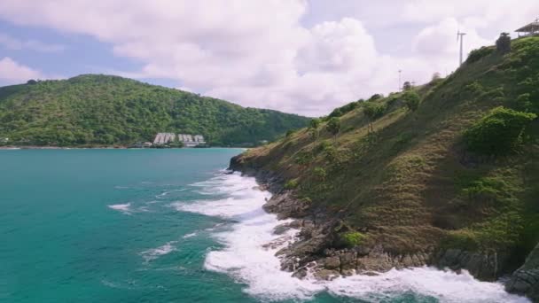 Erstaunliche Meereswellen Krachen Auf Felsen Meereslandschaft Drohne Aus Der Luft — Stockvideo