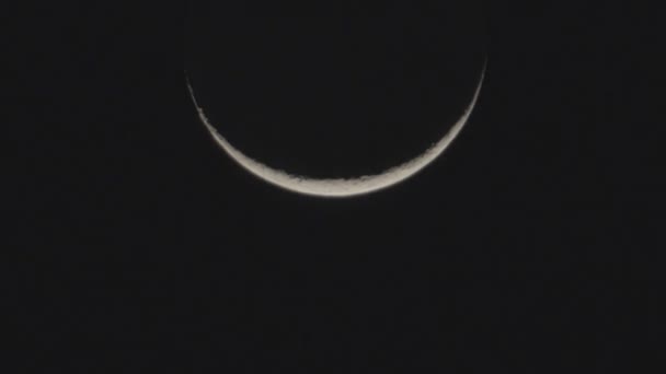 4K美丽的月亮的时间 半月形的月亮在夜晚与漆黑的天空背景相隔离 — 图库视频影像