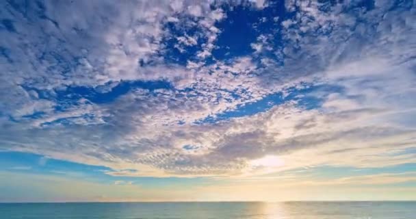 美しい夕日の空が海面を越えてタイムラプス美しい反射 空に雲が流れる素晴らしい光の夕暮れの空の夕日 タイムラプスの映像 — ストック動画