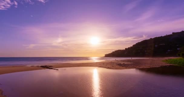 Schöner Sonnenuntergang Himmel Zeitraffer Über Der Meeresoberfläche Schöne Reflexion Erstaunliches — Stockvideo