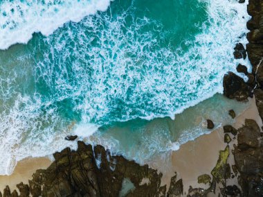 Deniz yüzeyi hava manzarası, kuş bakışı fotoğraf mavi dalgalar ve su yüzeyi dokusu, mavi deniz arka planı, güzel doğa inanılmaz deniz arka planı