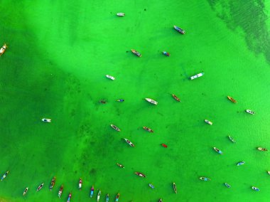 Hava aracının kuş bakışı fotoğrafı tropikal denizin tepesinde, uzun kuyruklu balıkçı tekneleriyle Phuket Thathailand 'da seyahat eden tekneler, inanılmaz manzaralı deniz manzarası.