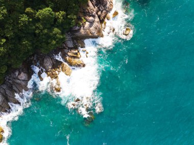 Phuket Tayland 'daki deniz kıyısındaki kayalıklara çarpan güzel dalgalar açık deniz manzarası, doğa ortamı ve seyahat arkaplanı.