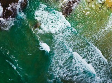 Kumlu sahile vuran dalgaların üst görüntüsü, deniz dalgaları arka plan