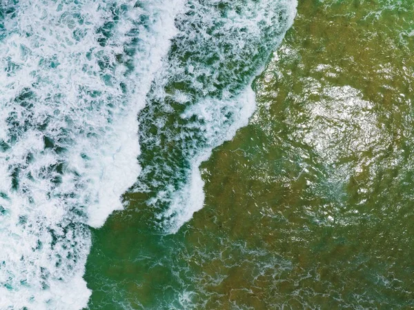 Kumlu Sahile Vuran Dalgaların Üst Görüntüsü Deniz Dalgaları Arka Plan — Stok fotoğraf