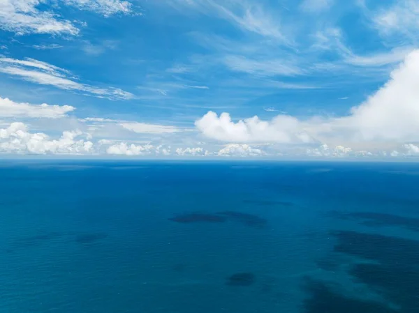 青い海の空の景色表面の水のテクスチャの背景 素晴らしい太陽の反射 海の上を飛行ドローンビュー 波の水の表面のテクスチャの海 オープン海の背景 — ストック写真