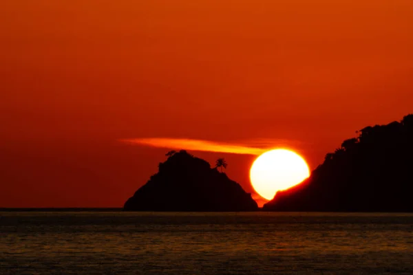 Silhouette Einer Kleinen Insel Mit Bergen Sonnenuntergang Oder Sonnenaufgang Himmel — Stockfoto
