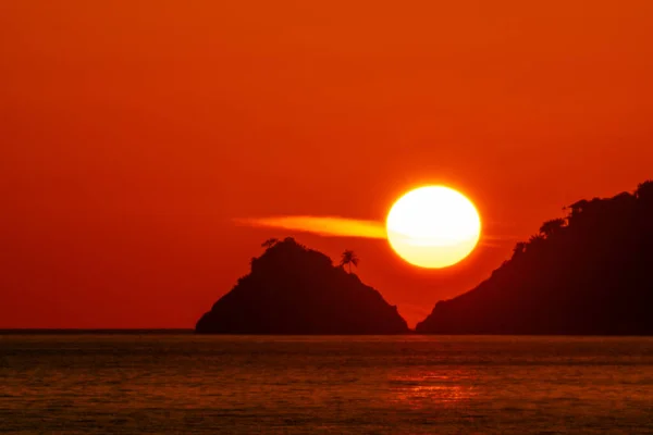 Silhouette Einer Kleinen Insel Mit Bergen Sonnenuntergang Oder Sonnenaufgang Himmel — Stockfoto