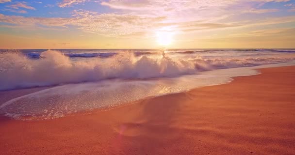 Καταπληκτικά Κύματα Παραλία Του Ωκεανού Στην Ανατολή Ηλιοβασίλεμα Φως Πάνω — Αρχείο Βίντεο