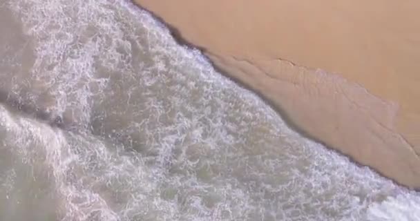 Вид Сверху Уэйвз Разбивающийся Песчаном Берегу Фон Морского Океана — стоковое видео