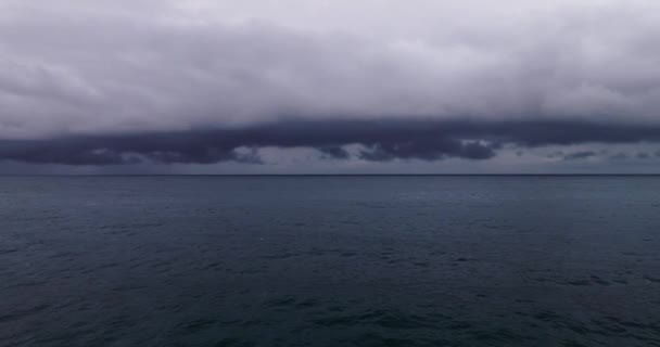 海の上の嵐の雲と雨 ビデオを渡す暗い嵐の雲 海と波の背景に高品質の映像の雲 — ストック動画