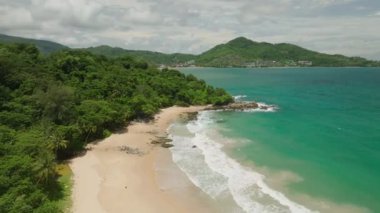 Dalgalar okyanusa köpürme ve sıçrama yapıyor. Arka planda sinematik açık deniz.