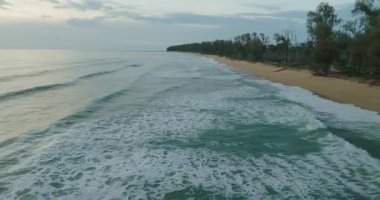 Dalgalar okyanusa köpürme ve sıçrama yapıyor. Arka planda sinematik açık deniz.