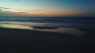 Renkli gün batımı ya da deniz yüzeyinde gün doğumu, açık denizin üzerinde uçan hava aracı.