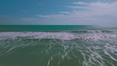 Dalgalar deniz suyu yüzeyi Yüksek kaliteli video kuş bakışı deniz doğası arka planı