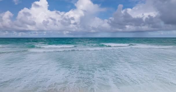 海の中で泡立ち 砕ける波 海を開ける映画的背景海 — ストック動画