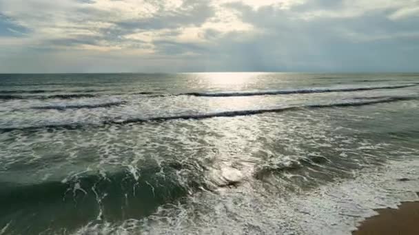 Κύματα Που Συντρίβονται Αφρός Και Πιτσιλιές Στον Ωκεανό Κινηματογραφικό Φόντο — Αρχείο Βίντεο