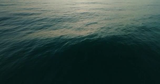 Olas Fondo Superficie Del Mar Olas Estrellándose Espuma Salpicaduras Océano — Vídeo de stock