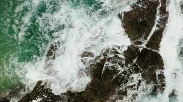 Nanılmaz Deniz Dalgaları Kayalara Çarpıyor Deniz Manzaralı Dron Okyanus Arka — Stok video