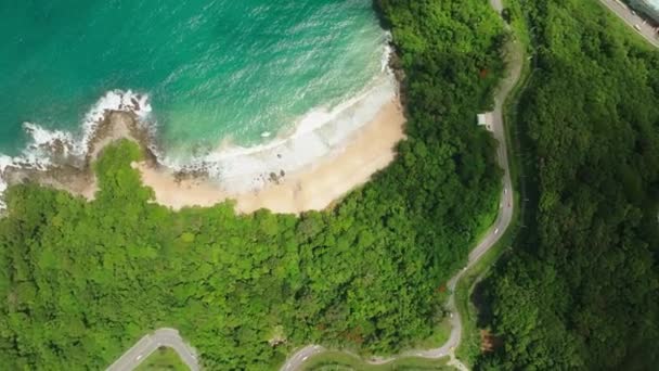 空中ビュー海の中の海岸岩のドローンカメラ 美しい海の表面 驚くべき海の波が岩の海の風景にクラッシュ — ストック動画