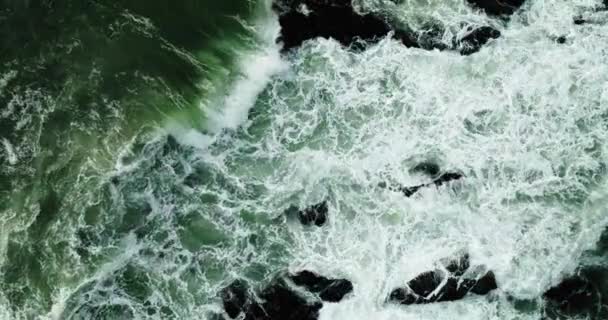 惊人的海浪冲击岩石海景 空中俯瞰4K高质量的海洋背景 — 图库视频影像