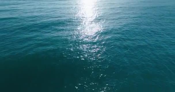 Deniz Yüzeyindeki Dalgalar Okyanusta Köpüren Sıçrayan Dalgalar Arka Planda Sinematik — Stok video