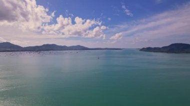 Deniz yüzeyi arkaplanı, okyanusta köpüren ve sıçrayan dalgalar. Açık deniz.