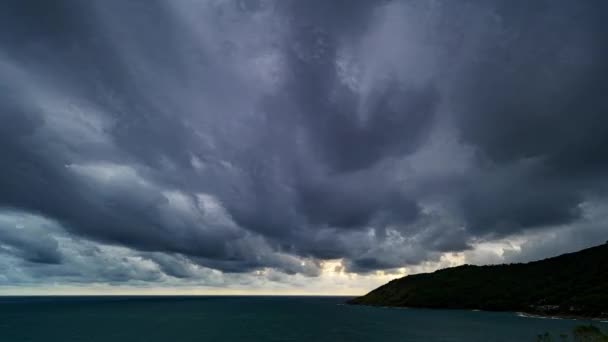 Fırtına Bulutlarının Denizin Üzerindeki Yağmurun Zamanlanmış Görüntüleri Karanlık Fırtına Bulutlarının — Stok video