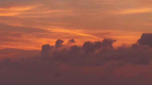 海の背景にカラフルな雲 美しい4K雄大な夕日の時間経過雲の空の風景 — ストック動画