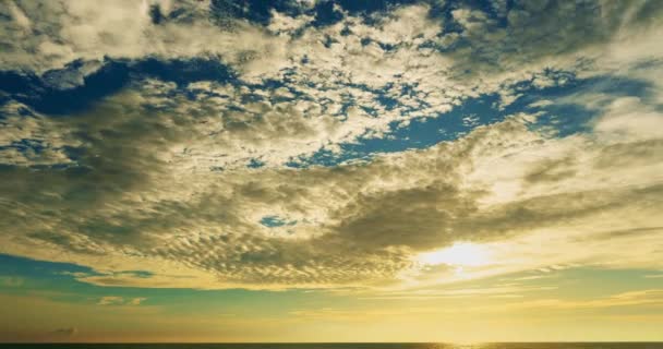 海の背景にカラフルな雲 美しい4K雄大な夕日の時間経過雲の空の風景 — ストック動画