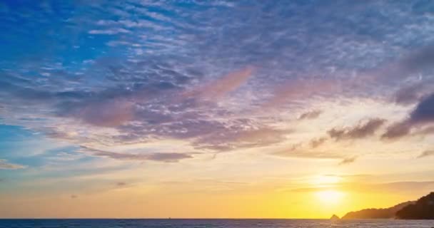 Красочные Облака Над Морем Фон Красивый Время Истечения Величественных Облаков — стоковое видео