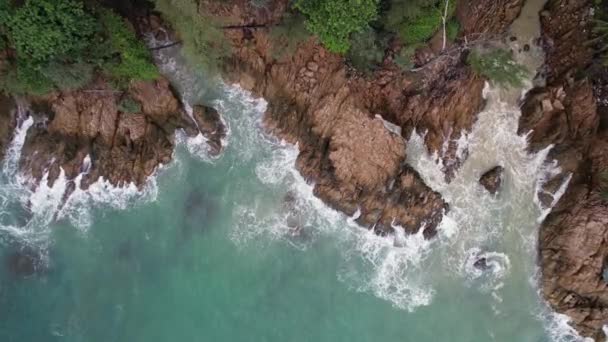 Vista Aérea Cámara Drones Rocas Orilla Del Mar Océano Hermosa — Vídeos de Stock