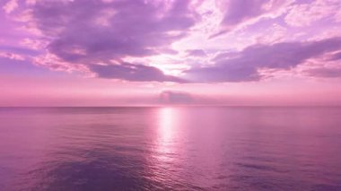 Dalgalar deniz suyu yüzeyi, yüksek kaliteli video kuş bakışı, renkli deniz dalgaları arka plan