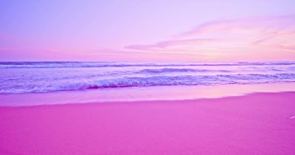 海の上の日の出や日没の空でカラフルな海のビーチ 夏の季節にピンクの砂浜の海岸に衝突する美しい波 スローモーション波の海の背景 — ストック動画